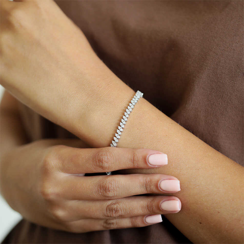 How to choose a tennis bracelet she will especially love