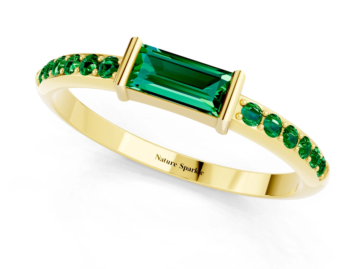 Baguette Emerald Pavé Band in Yellow gold with Bar Setting_1