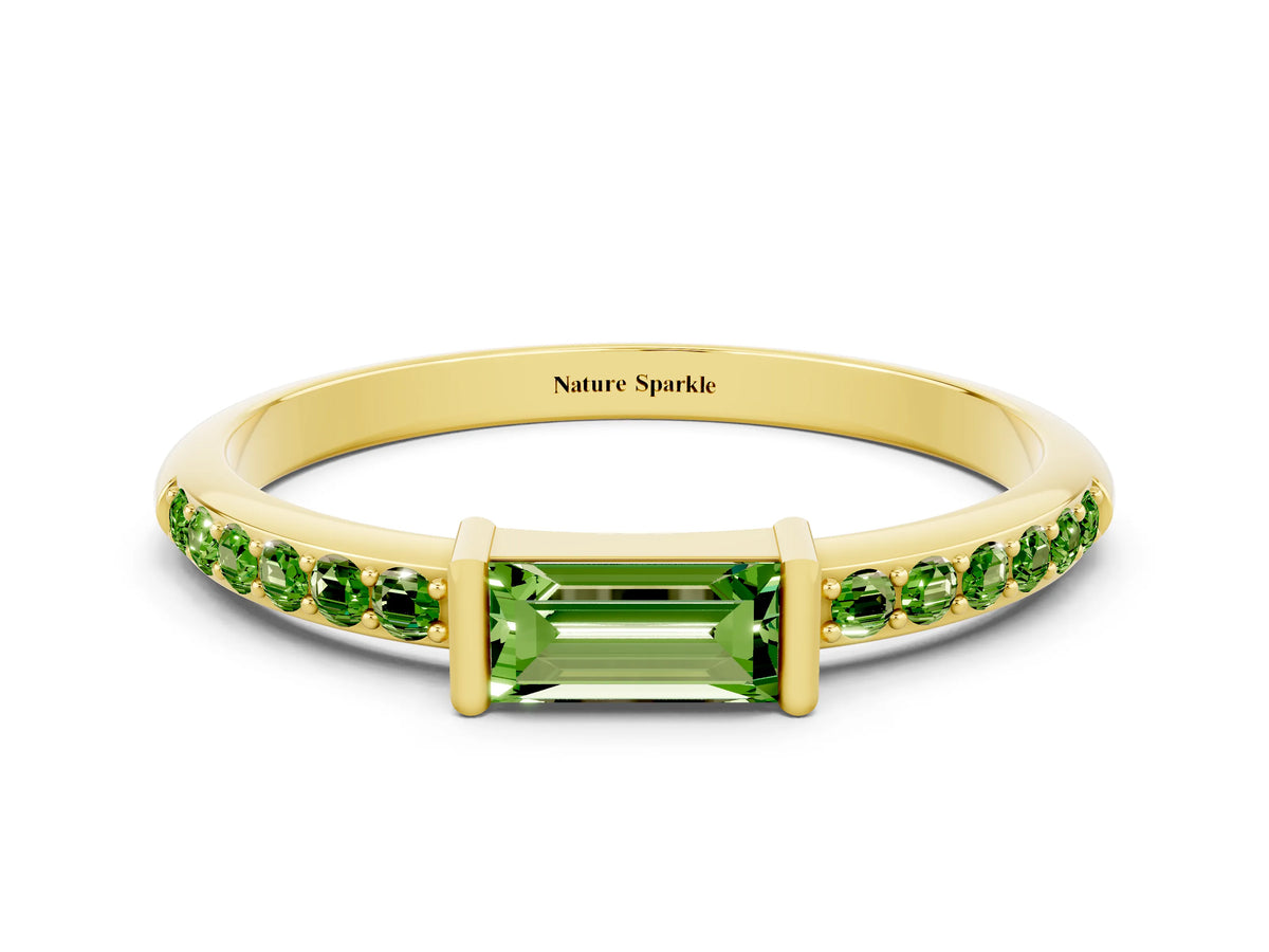 Baguette Peridot Pavé Band in Yellow gold with Bar Setting