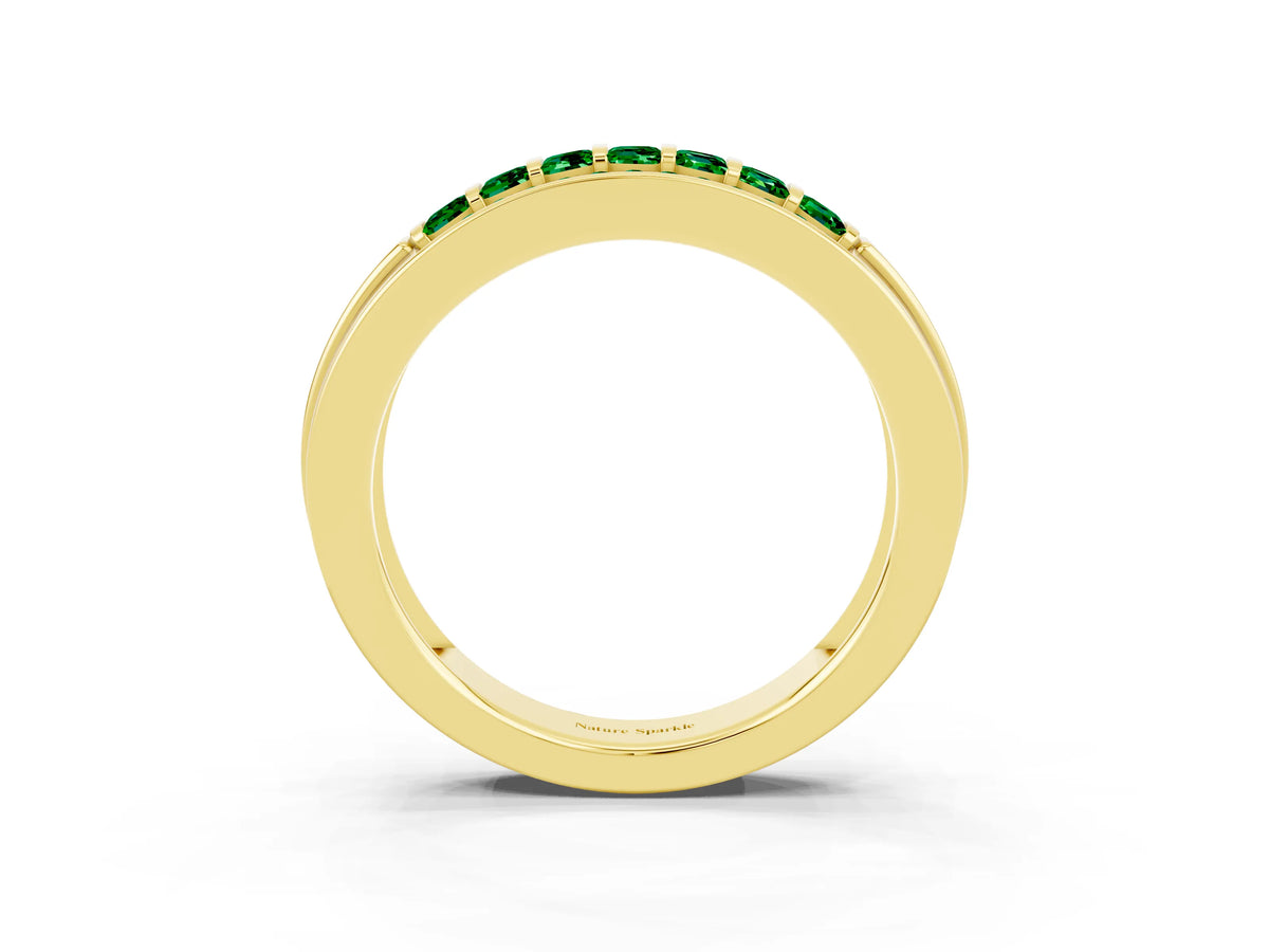 Princess Cut Emerald Bar-Set Pavé Band in Yellow gold with Grooved Edge Detailing_3