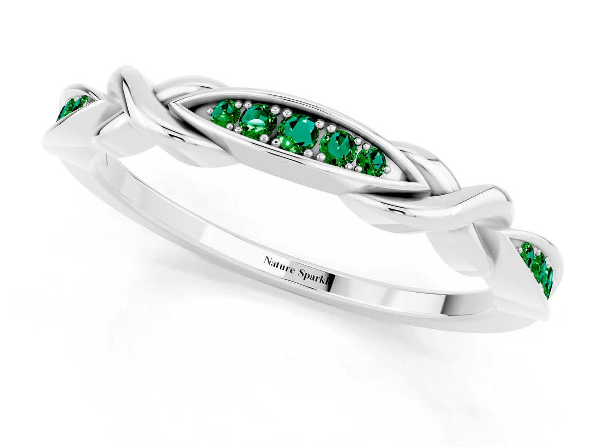 Twisted Marquise Emerald Pavé Band in White gold with Shared Prong Setting_1