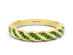 Twisted Pavé Round Emerald Eternity Band in Yellow gold with Shared Prong Setting