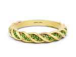 Twisted Pavé Round Peridot Eternity Band in Yellow gold with Shared Prong Setting