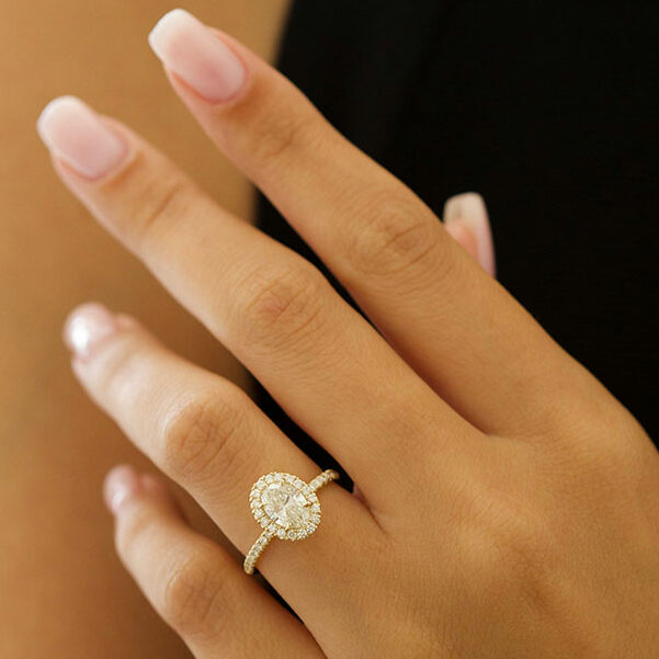 areal Fremragende etisk Luisa 1.36 carat oval halo diamond engagement ring | naturesparkle