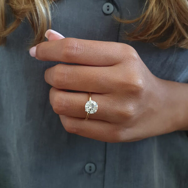 Senaat melk wit Pest Shir: two carat round brilliant diamond ring | Nature Sparkle