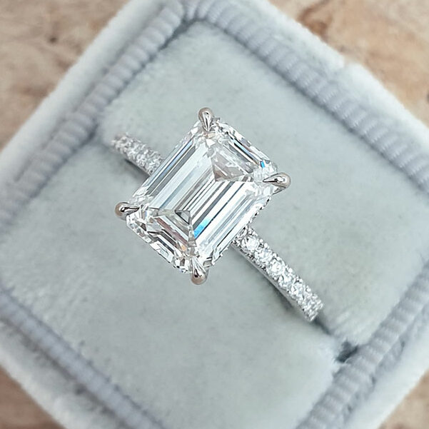 Diamond In Centre Emerald Ring By Lagu Bandhu - Lagu Bandhu